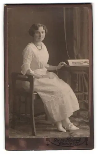 Fotografie Georg Koczyk, Coswig i. S., Sitzende Dame in elegantem Kleid