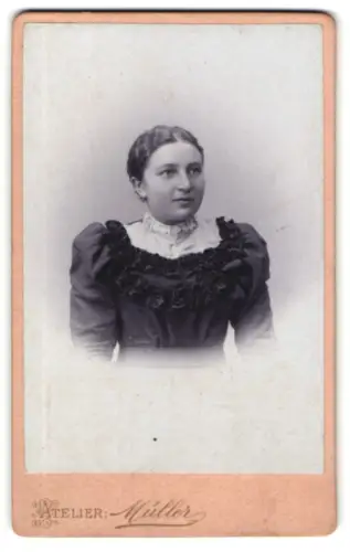 Fotografie Moritz Müller, Rochlitz, Obere Gärtnerstrasse, Porträt einer Frau in aufwendigem Kleid