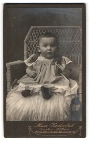 Fotografie Max Hentschel, Dresden-Löblau, Reisewitzerstrasse, Porträt eines Kindes im Korbstuhl