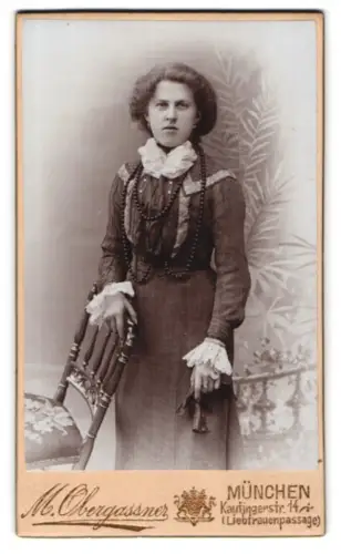 Fotografie M. Obergassner, München, Kaufingerstr. 14, Dame mit Stuhl und Perlenkette