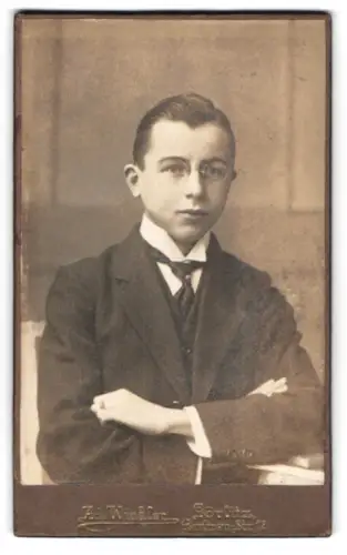 Fotografie A. Winkler, Görlitz, Berliner Strasse 12, Junger Mann mit Brille im Anzug