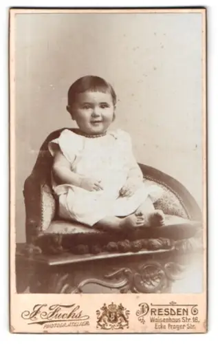 Fotografie J. Fuchs, Dresden, Waisenhaus Str. 16, Kleinkind auf Sessel