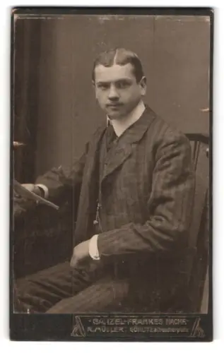 Fotografie R. Müller, Görlitz, Dresdner Platz, Porträt eines jungen Mannes in Anzug