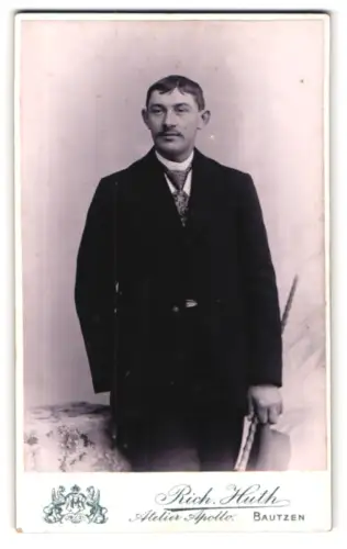 Fotografie Rich. Huth, Bautzen, Wendische Strasse 13, Porträt eines eleganten Herrn