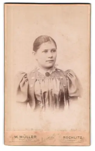 Fotografie M. Müller, Rochlitz, Mädchen im eleganten Kleid