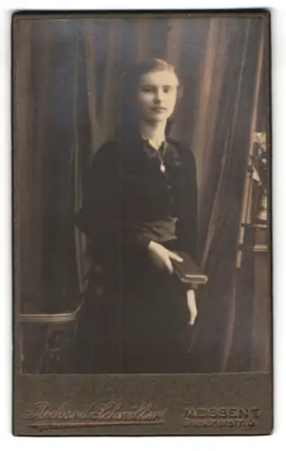 Fotografie Richard Schröller, Meissen, Dresdnerstr. 5, Junge Frau mit Buch