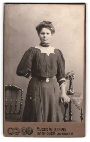 Fotografie Eugen Willenius, Hannover, Lavesstr. 8, Porträt einer Dame