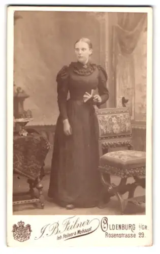 Fotografie J. B. Feilner, Oldenburg i. Gr., Rosenstrasse 29, Dame in elegantem Kleid
