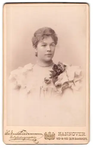 Fotografie Emil Tiedemann, Hannover, Ernst August Platz 5, Porträt einer jungen Frau