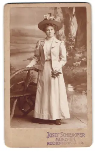 Fotografie Josef Schiekofer, München, Reichenbachstr. 1A, Frau mit elegantem Sommerhut