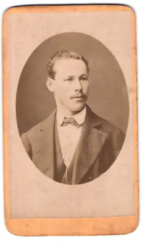 Fotografie August Lorenz, München, Schillerstr. 4, Porträt eines eleganten Herrn