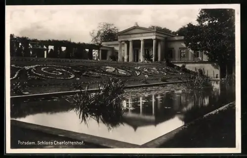 AK Potsdam, Schloss Charlottenhof mit Anlagen u. Wasserbecken