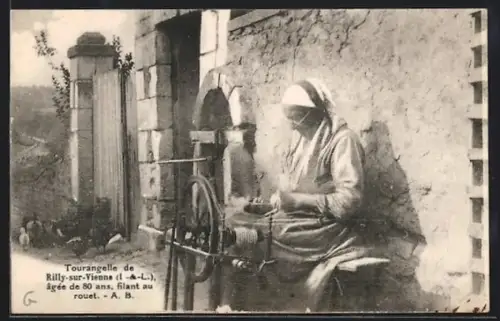 AK Rilly-sur-Vienne /I.-&-L., Tourangelle âgée de 80 ans filant au rouet