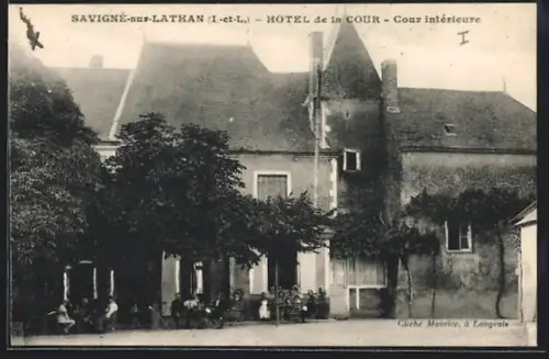 AK Savigné-sur-Lathan /I.-et-L., Hôtel de la Cour, cour intérieure