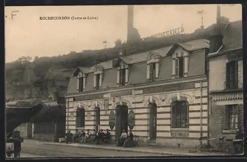 AK Rochecorbon /Indre-et-Loire, Facade d`un bâtiment avec habitants assis à l`extérieur