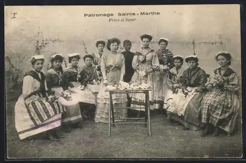 AK Tours, Patronage Sainte-Marthe, Groupe de jeunes femmes en costumes traditionnels