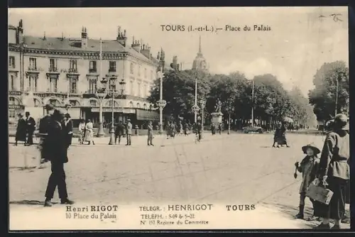 AK Tours /I.-et-L., Place du Palais avec passants et bâtiments historiques
