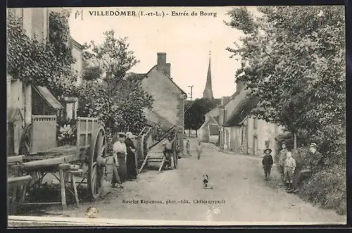 AK Villedomer /I.-et-L., Entrée du Bourg avec villageois et charrettes