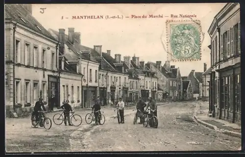 AK Manthelan /I.-et-L., Place du Marché, Rue Nationale, cyclistes sur la place animée