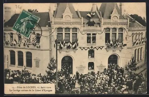 AK Loches, Le Cortège sortant de la Caisse d`Épargne lors des Fêtes de Loches, 15 Août 1910