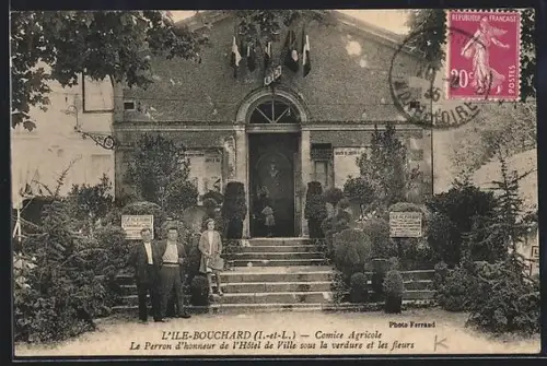 AK L`Île-Bouchard /I.-et-L., Le perron d`honneur de l`Hôtel de Ville sous la verdure et les fleurs