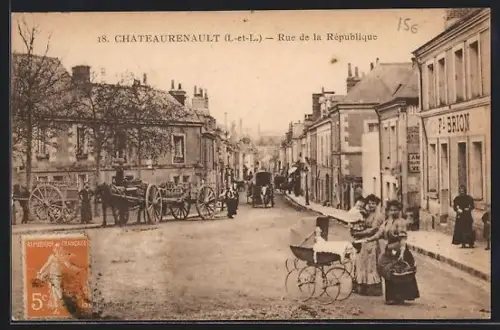 AK Châteaurenault /I.-et-L., Rue de la République avec passants et charrettes