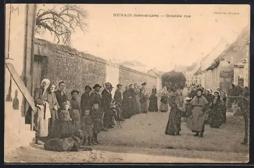 AK Benais /Indre-et-Loire, Grande rue animée par des villageois