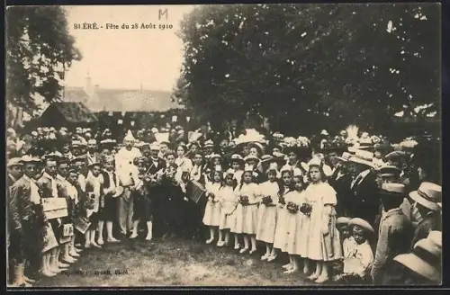 AK Bléré, Fête du 28 Août 1910, rassemblement de personnes dans un parc