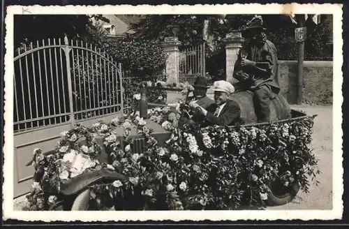 AK Amboise, Voiture décorée de fleurs lors d`une fête locale