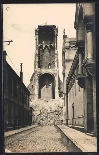 AK Tours, Tour en ruines sur une rue pavée après des dommages structurels