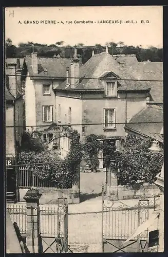 AK Langeais, Vue sur les maisons et le jardin depuis la rue Gambetta