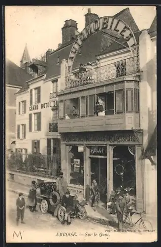 AK Amboise, Sur le Quai, devant le Grand Hôtel et le garage automobile