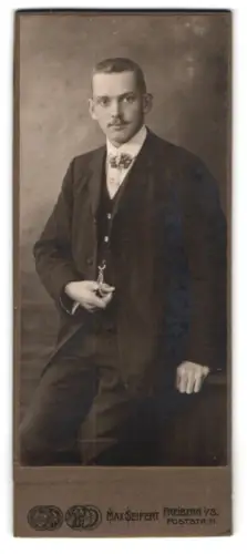 Fotografie Max Seifert, Freiberg, Poststrasse 11, Eleganter Herr mit Taschenuhr