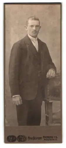 Fotografie Max Seifert, Freiberg, Poststrasse 11, Eleganter Herr mit Anzug