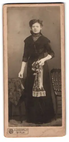 Fotografie A. Jandorf & Co., Berlin, Stehende Dame mit Blumenstrauss