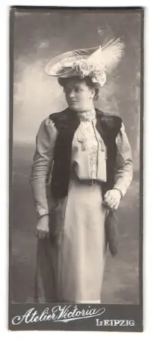 Fotografie Atelier Victoria, Leipzig, Elegante Dame mit opulentem Hut