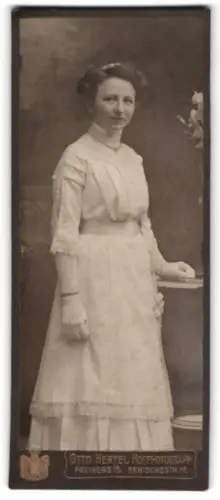 Fotografie Otto Hertel, Freiberg, Erbische Str. 11, Dame im eleganten Kleid