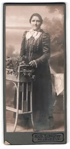 Fotografie Richard Schlüter, Neuburg a. D., Elegante Dame mit Blumenarrangement