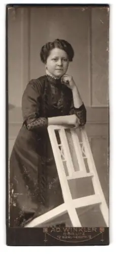 Fotografie Ad. Winkler, Görlitz, Berlinerstrasse 12, Frau mit Stuhl