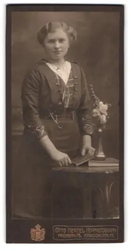 Fotografie Otto Hertel, Freiberg, Erbische Str. 11, Junge Frau an Tisch mit Blumenarrangement