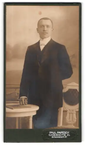 Fotografie Paul Papesch, Chemnitz, Brückenstr. 31, Porträt eines eleganten Herren
