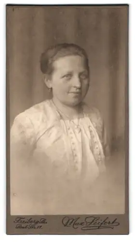Fotografie Max Seifert, Freiberg i. Sa., Poststr. 11, Porträt einer Frau