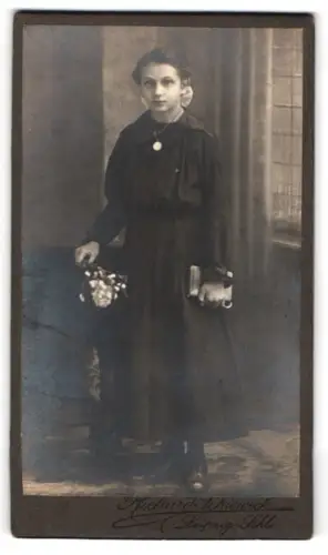 Fotografie Richard Schiewick, Leipzig, Konneritzstr. 90, Mädchen mit Blumen und Buch