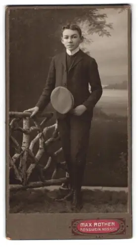 Fotografie Max Rother, Rosswein, Mittelstr. 17, Junger Mann mit Hut vor Landschaft