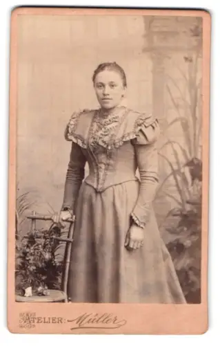 Fotografie Moritz Müller, Rochlitz, Obere Gärtnerstrasse, Porträt einer Dame mit elegantem Kleid