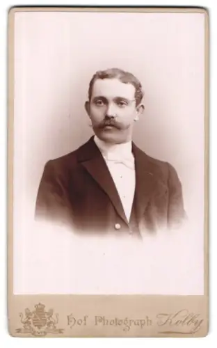 Fotografie Kolby, Chemnitz, König-Strasse 21, Porträt eines Herren mit Schnurrbart