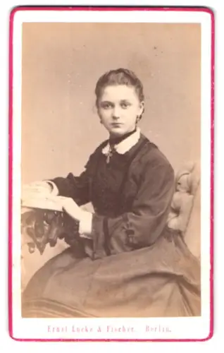 Fotografie Ernst Lucke & Fischer, Berlin, Leipziger Strasse 114, Porträt einer jungen Frau