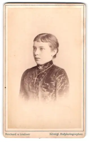 Fotografie Reichard & Lindner, Berlin, Unter den Linden 54/55, Porträt einer jungen Frau