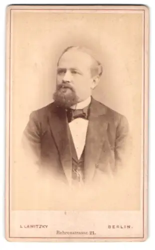 Fotografie J. Lawitzky, Berlin, Behrenstrasse 21, Porträt eines eleganten Herrn
