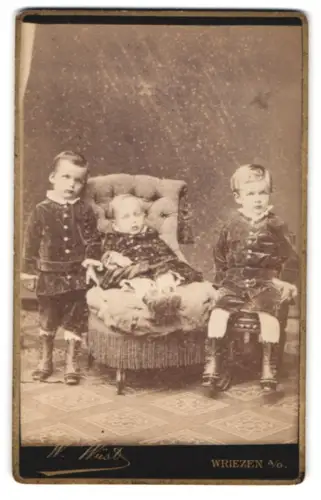 Fotografie W. Wüst, Wriezen, Grosser Markt, Drei Kinder in eleganter Kleidung